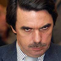 aznar a su llegada a Heathrow.jpg